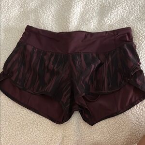 Lululemon 2.5 speed ups Women's Burgundy Striped Patterned Shorts